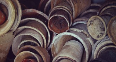 Vintage hipster arka plan Bahçe için çok eski kırık seramik tencere.