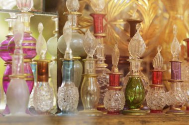 Mısır mağaza vitrin üzerinde esans parfüm şişeleri