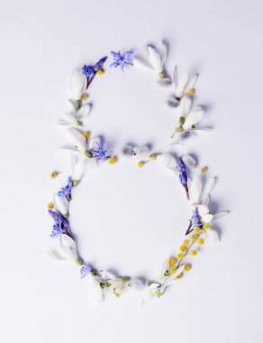 Hippi tarzı tebrik kartı Uluslararası Kadınlar Günü, 8 Mart için. Beyaz ve mavi kardelen çiçek sekiz şekil.