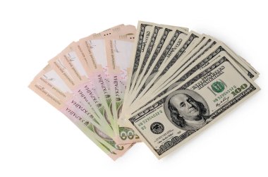 Beyaz izole yüz doları ve Ukraynalı hryvnia faturaları yığını.