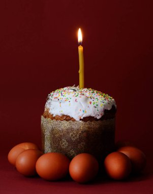 Bir üstte mum ile Paskalya kek. Ortodoks tatil koyu mor arka plan geleneksel şeyler. En az concepth fotoğraf.