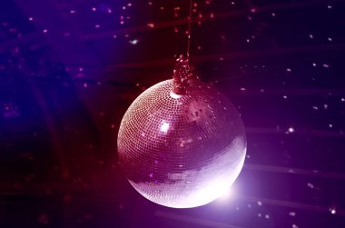 Üst kısmında recessed disko topu.