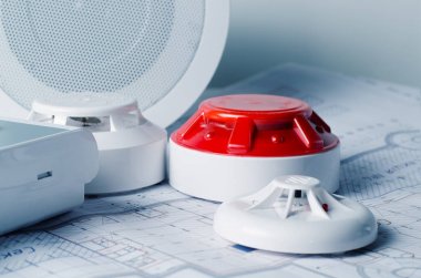 Yangın güvenlik ekipmanları ve blueprint bir tablo. Güvenlik seferlerinde engeniering şirket sitesi için iyi