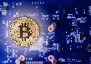 Bilgisayar ekran kartı üzerinde fiziksel altın Bitcoin para. Yeni bağımsız dünya çapında cryptocurrency.