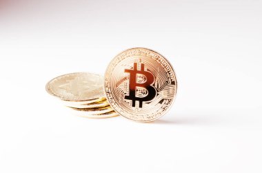 Beyaz bir arka plan üzerinde fiziksel altın Bitcoin para. Yeni Dünya çapında cryptocurrency.
