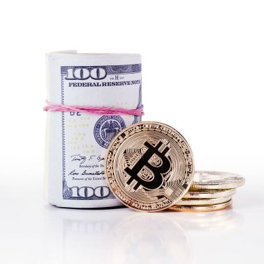 Fiziksel Bitcoin altın ve dolar beyaz bir arka plan üzerinde rulo.
