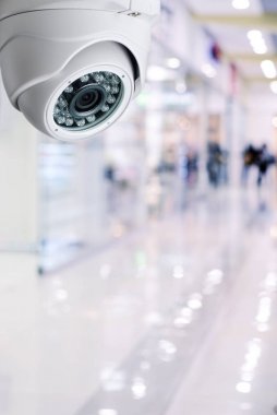 CCTV kamera güvenlik sistemi bir tavanda bir alışveriş arka plan bulanık.