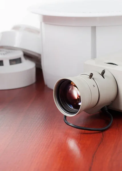 Equipamentos de segurança de vídeo e planta em uma mesa. Bom para o site da empresa de engenharia de serviços de segurança ou publicidade — Fotografia de Stock