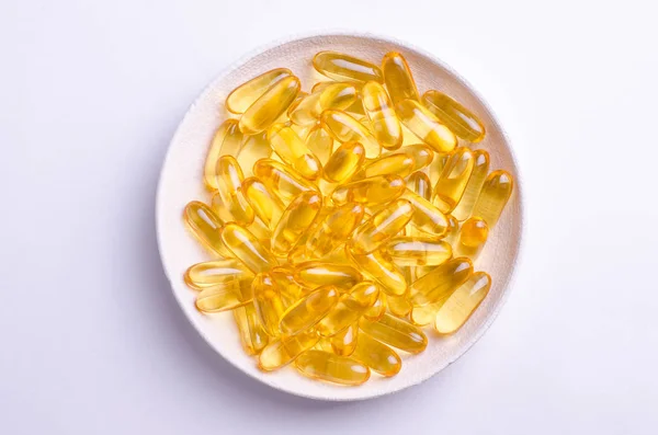 Cápsulas Omega 3. Suplementar cápsulas de alimentos com óleo de óleo de peixe nórdico. Vitaminas e comprimidos contra o branco . — Fotografia de Stock