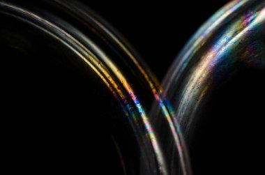 Sabun köpüğünün soyut makrosu. Sabun köpüğünün yüzeyi uzaydaki bir gezegene benziyor. Yaratıcı arkaplan.