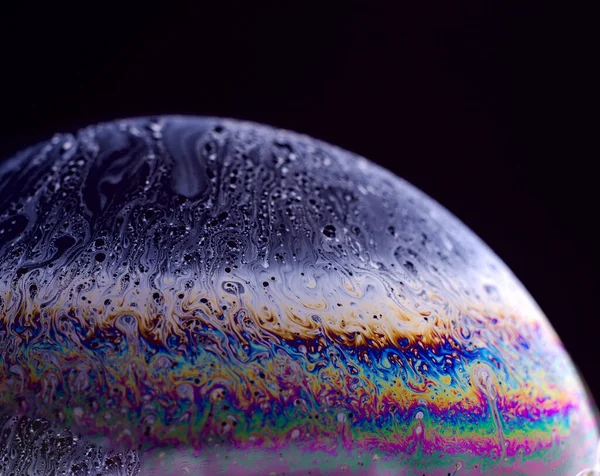Abstraktní makro mýdlové bubliny. Uzavření povrchu mýdlové bubliny vypadá jako planeta ve vesmíru. Tvůrčí pozadí. — Stock fotografie