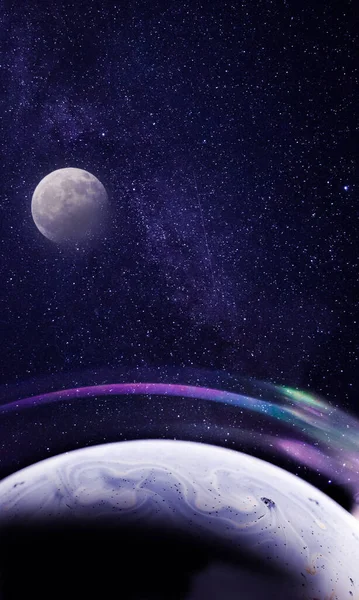 宇宙の夜の星空や月の惑星のように見える石鹸バブルの表面を閉じて創造的なコラージュ。創造的背景. — ストック写真