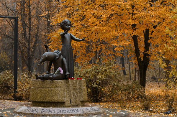 Киев, Украина - 09 ноября 2019 года. Гранит Сломанный Долл и игрушки, символический памятник детям, казненным в Бабьем Яру, месте массовых убийств, совершенных немецкими войсками во время Второй мировой войны
.