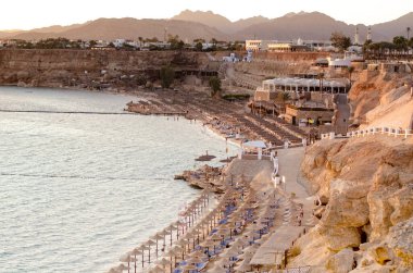 Sharm el Sheikh, Güney Sina, Mısır 'daki Hotels sahil şeridinde Parlak Günbatımı.