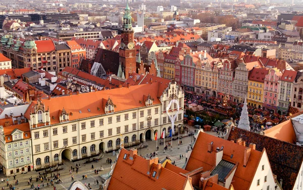 Rynek Główny we Wrocławiu z tradycyjnym świątecznym jarmarkiem. Widok ze szczytu centralnej wieży. Polska. — Zdjęcie stockowe