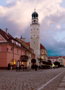 Olesnica Polonya - 27.11.209: Polonya 'nın Rynek Meydanı' ndaki Eski Belediye Binası.
