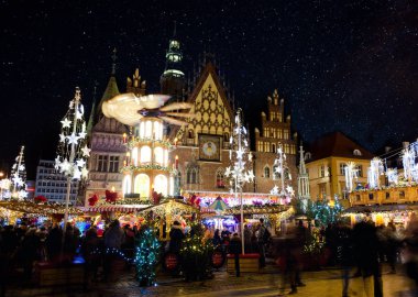 Wroclaw, Polonya - 25.11.2019: Rynek Meydanı 'ndaki Geleneksel Noel Piramidi Tarihi belediye binasına karşı.
