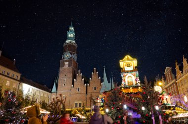Wroclaw, Polonya - 25.11.2019: Tarihi belediye binasına karşı Rynek Meydanı Festivali Pazarı.