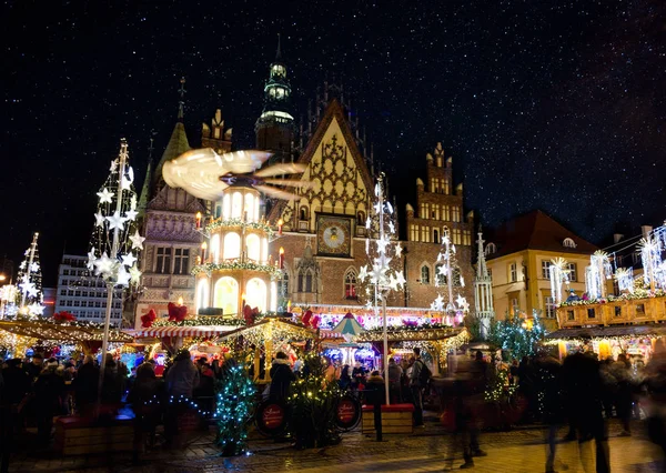 Wroclaw, Polonya - 25.11.2019: Rynek Meydanı 'ndaki Geleneksel Noel Piramidi Tarihi belediye binasına karşı.