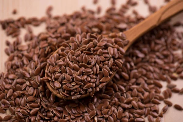 Leinsamen in einem Kochlöffel verschließen. gesunde Ernährung Hintergrund. — Stockfoto