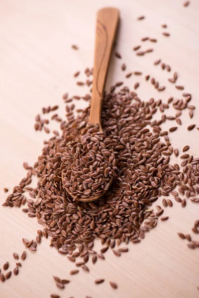 Chiudere i semi di lino in un cucchiaio di legno. Sfondo alimentare sano . — Foto Stock