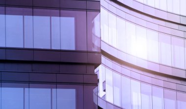 Bina cephesinin bir kısmındaki geometrik desen. Ticari bina duvarları ve camdan yapılmış pencerelerin modern mimarisi.