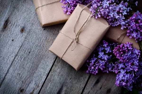 Handmade Gift Boxes Wrapped Craft Brown Paper Decorated Fresh Purple — Stock Photo, Image