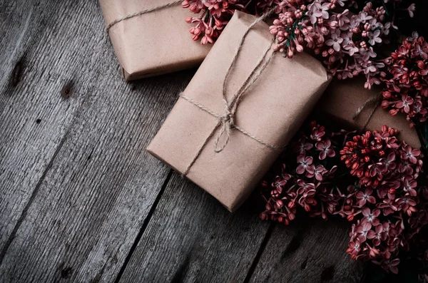 Handgemachte Geschenkschachteln Umwickelt Mit Gebasteltem Braunem Papier Dekoriert Mit Frischen — Stockfoto