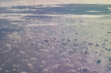 Uçak görünümüne Altocumulus ve deniz yüzeyi yukarıda onları gölgeler.