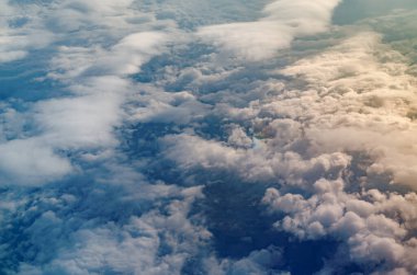 Uçak görünümüne Altocumulus ve deniz yüzeyi yukarıda onları gölgeler.