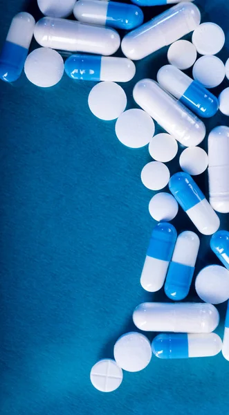 Antybiotyki Probiotyki Niebieskim Tle Koncepcja Tematu Farmaceutycznego Pustym Miejscem Tekst — Zdjęcie stockowe