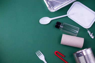 Plastik, kağıt ve polietilen atık ile geri dönüşüm düzlüğü kavramını yeniden kullan. Kopyalama alanı olan ekoloji arkaplanı.
