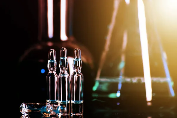 Glazen Ampullen Met Vloeistof Voor Injectie Tegen Laboratoriumkolven Een Donker — Stockfoto