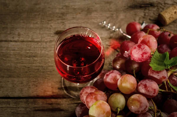 Bicchiere Vino Rosso Uva Rosa Matura Fresca Piatto Epoca Antico — Foto Stock