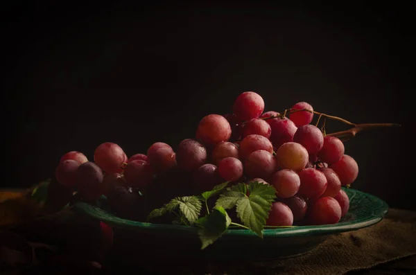 Čerstvě Zralé Růžové Hrozny Vinobraní Talíře Starém Dřevěném Pozadí Dark — Stock fotografie
