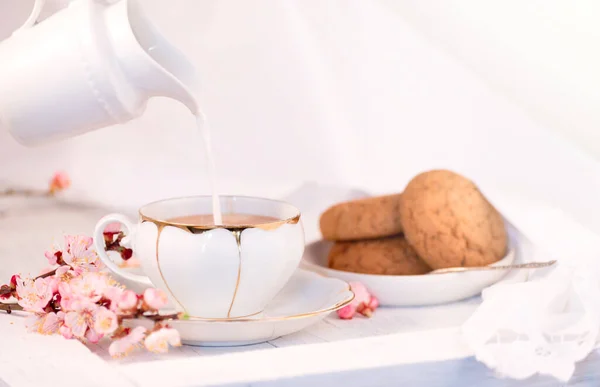 Beyaz Porselen Çay Süt Sürahisi Taze Pişmiş Yulaf Kurabiyesi Ngiliz — Stok fotoğraf