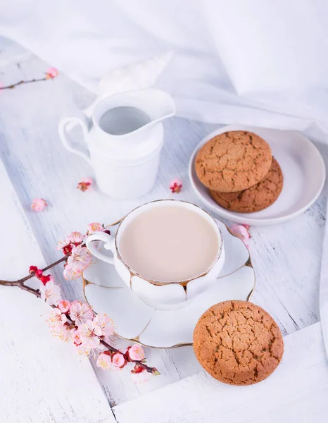 Xícara Porcelana Branca Chá Jarro Leite Biscoitos Aveia Recém Assados — Fotografia de Stock