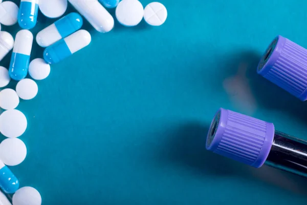 Antibiotika Und Probiotika Pillen Auf Blauem Hintergrund Pharmazeutisches Themenkonzept Mit — Stockfoto