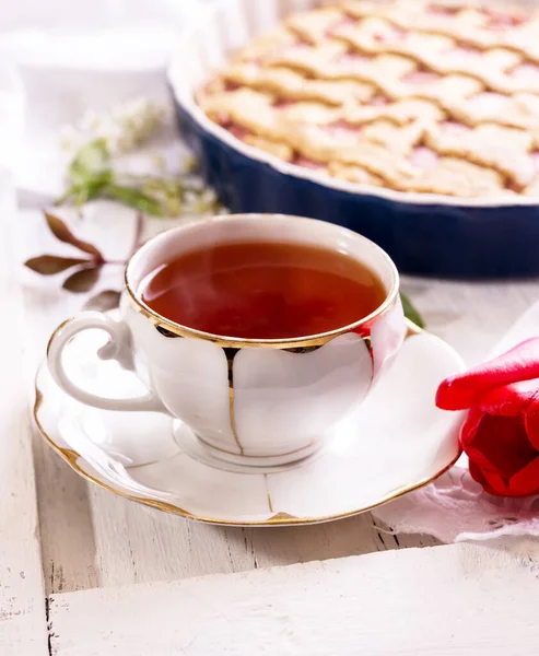 Beyaz Porselen Çay Taze Pişmiş Turta Ngiliz Kahvaltısı Içki Ikramlar — Stok fotoğraf
