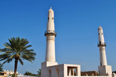 Al Khamis camii berrak mavi gökyüzünde, Bahreyn