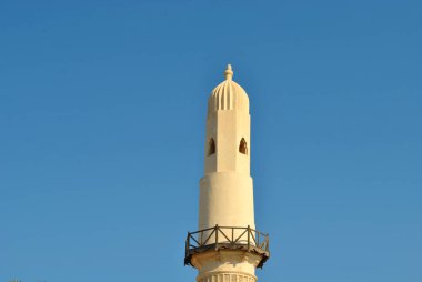 Al Khamis camii berrak mavi gökyüzünde, Bahreyn