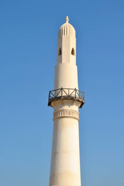 Al Khamis camii berrak mavi gökyüzünde, Bahreyn