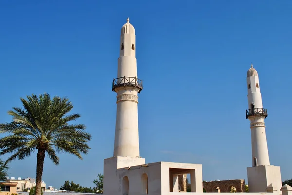 Al Khamis camii berrak mavi gökyüzünde, Bahreyn