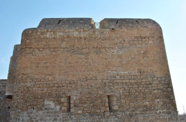 Güneşli günde Bahreyn Ulusal Kalesi, Al Bahreyn Kalesi