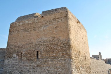 Güneşli günde Bahreyn Ulusal Kalesi, Al Bahreyn Kalesi