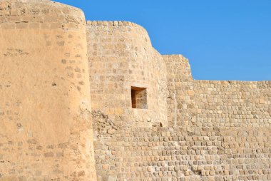 Güneşli günde Bahreyn Ulusal Kalesi, Al Bahreyn Kalesi