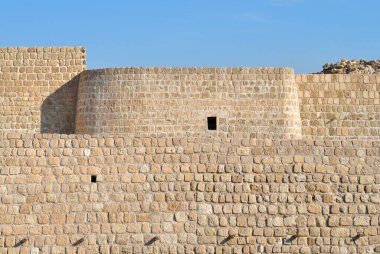 Güneşli günde Bahreyn Ulusal Kalesi, Al Bahreyn Kalesi