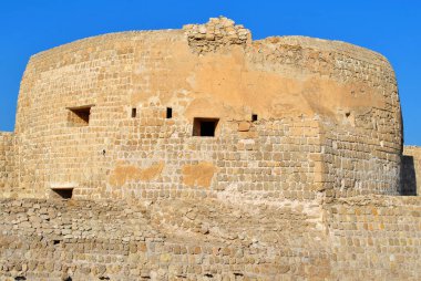 Güneşli günde Bahreyn Ulusal Kalesi, Al Bahreyn Kalesi