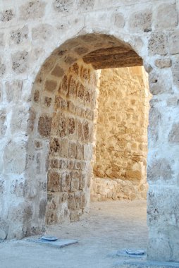 Güneşli bir günde Bahreyn Ulusal Kalesi 'nin tuğla duvarı, Al Bahreyn Kalesi