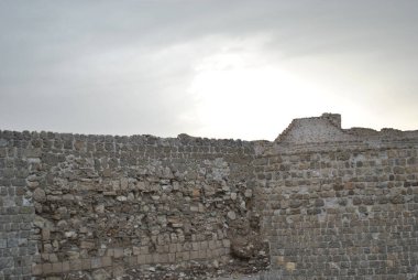 Güneşli günde Bahreyn Ulusal Kalesi, Al Bahreyn Kalesi